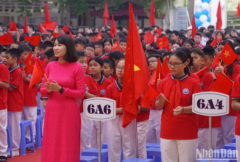 Giáo viên, học sinh Trường THCS Khương Đình (quận Thanh Xuân, Hà Nội) trong Lễ khai giảng năm học mới (Ảnh: TRUNG HIẾU)