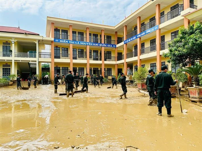 Một trường học bị ngập trong bùn, đất tại Lào Cai (Ảnh: Bộ Giáo dục và Đào tạo)