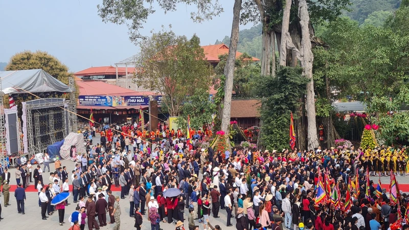 Hàng vạn du khách tham dự lễ hội Tây Thiên.