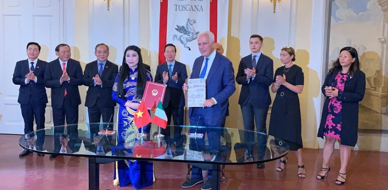 Chủ tịch nước Võ Văn Thưởng cùng các đại biểu chứng kiến lễ ký Bản ghi nhớ về hợp tác hữu nghị giữa tỉnh Vĩnh Phúc và Vùng Toscana.