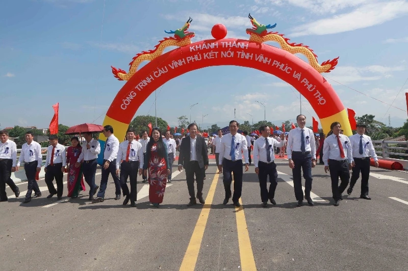 Lãnh đạo hai tỉnh thăm cầu mới.