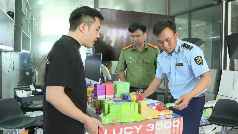 Tạm giữ gần 600 sản phẩm, phụ kiện thuốc lá điện tử tại thị trấn Bá Hiến, huyện Bình Xuyên. (Ảnh: HH)