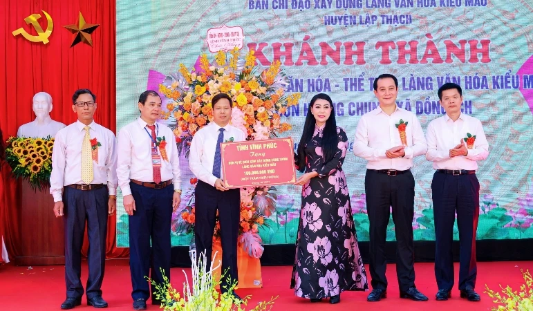 Bí thư Tỉnh ủy Hoàng Thị Thúy Lan thưởng cho xã Đồng Ích, huyện Lập Thạch vì hoàn thành sớm công trình.