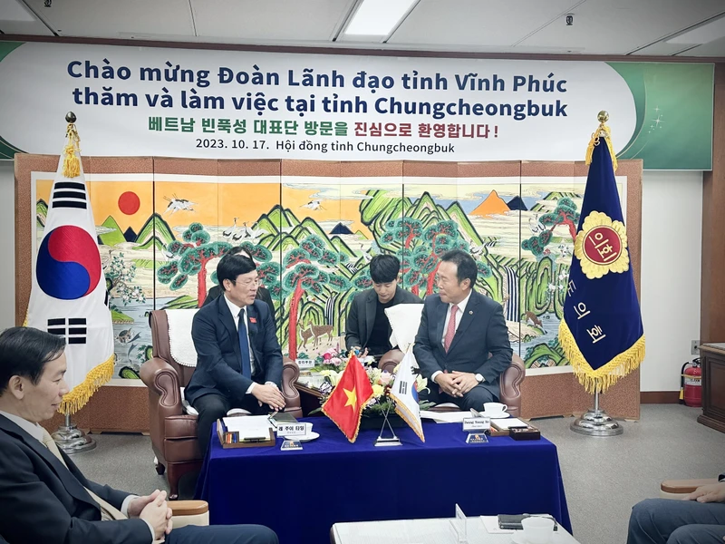 Ông Hwang Young Ho, Chủ tịch Hội đồng tỉnh Chungcheongbuk, tiếp Đoàn công tác tỉnh Vĩnh Phúc. 