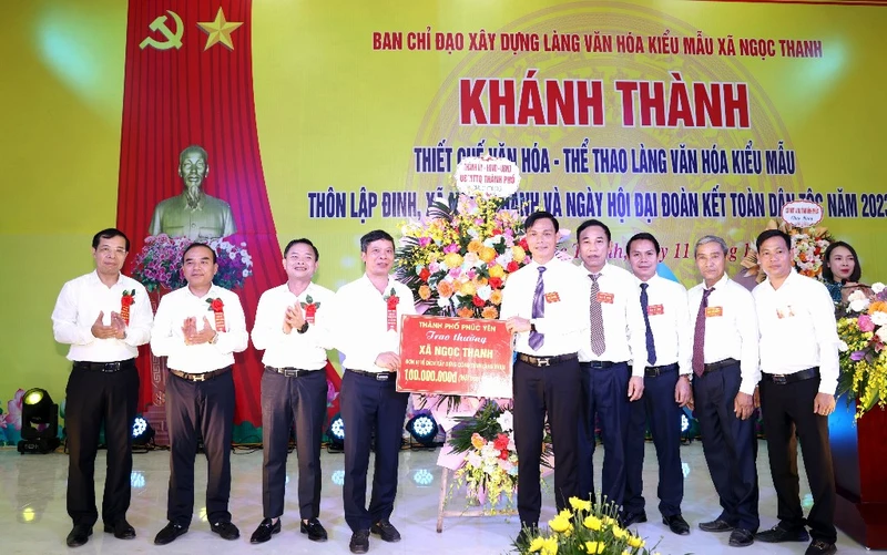 Thường trực Thành ủy Phúc Yên trao thưởng cho xã Ngọc Thanh.