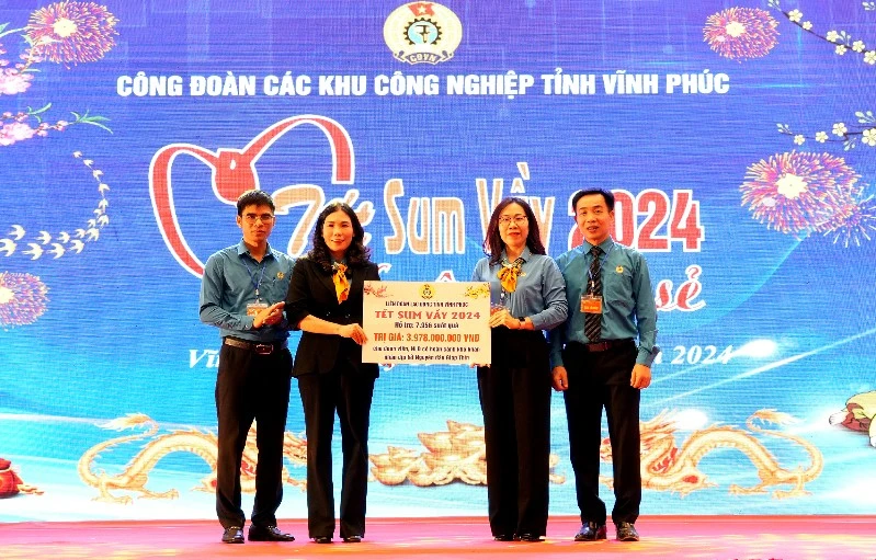 Lãnh đạo Công đoàn tỉnh tặng trao tượng trưng số tiền hỗ trợ cho công nhân khó khăn.