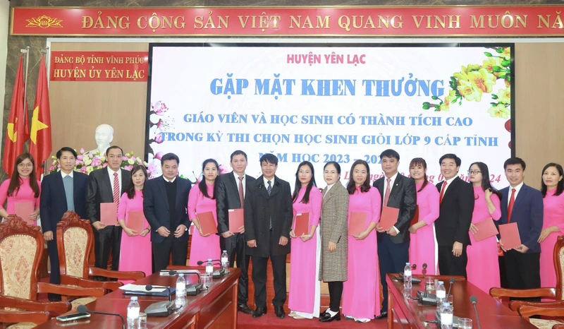 Lãnh đạo huyện Yên Lạc khen thưởng giáo viên giỏi năm học 2023-2024. (Ảnh: Hà Hồng Hà)