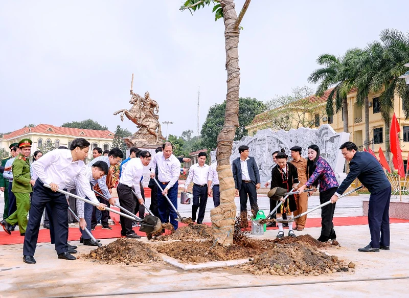 Bí thư Tỉnh ủy Hoàng Thị Thúy Lan cùng các đại biểu trồng cây tại huyện Lập Thạch.