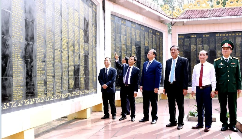 Lãnh đạo huyện thăm viếng Nghĩa trang liệt sĩ huyện. (Ảnh do huyện cung cấp)