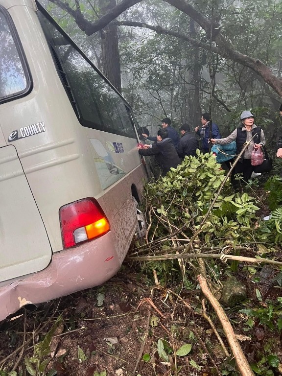 Xe khách mất lái trên đường đèo dốc Tam Đảo, một người bị thương