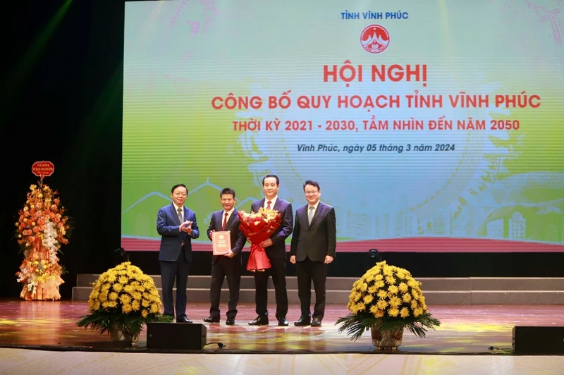 Phó Thủ tướng Trần Hồng Hà trao Quyết định phê duyệt Quy hoạch tỉnh Vĩnh Phúc.