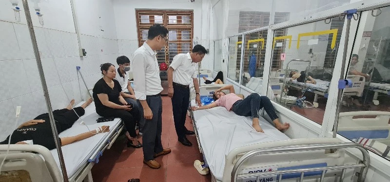 Giám đốc Sở Y tế Vĩnh Phúc Lê Hồng Trung thăm hỏi bệnh nhân tại Trung tâm y tế thành phố Vĩnh Yên.