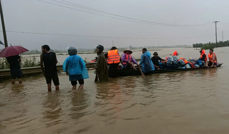 Chuyển hàng cứu trợ cho người dân xã Sơn Đông, huyện Lập Thạch.