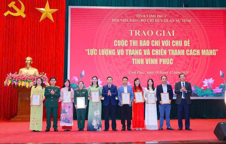 Lãnh đạo Tỉnh ủy Vĩnh Phúc và Quân khu 2 trao giải A cho các tác giả. 