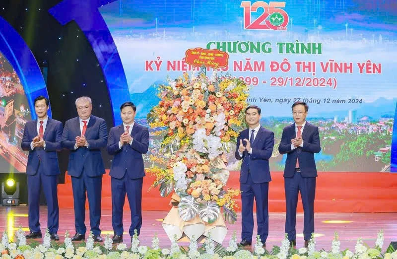 Bí thư Tỉnh ủy Dương Văn An tặng hoa chúc mừng thành phố Vĩnh Yên.