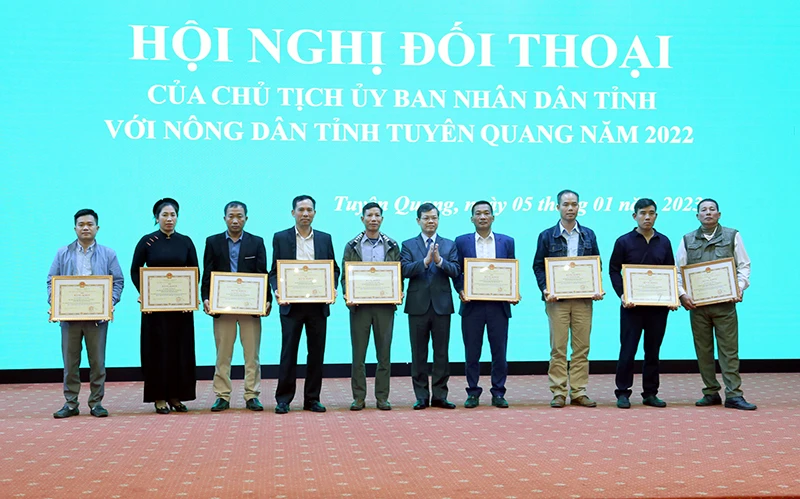 Chủ tịch UBND tỉnh Tuyên Quang Nguyễn Văn Sơn trao bằng khen cho các Hội viên nông dân tiêu biểu.