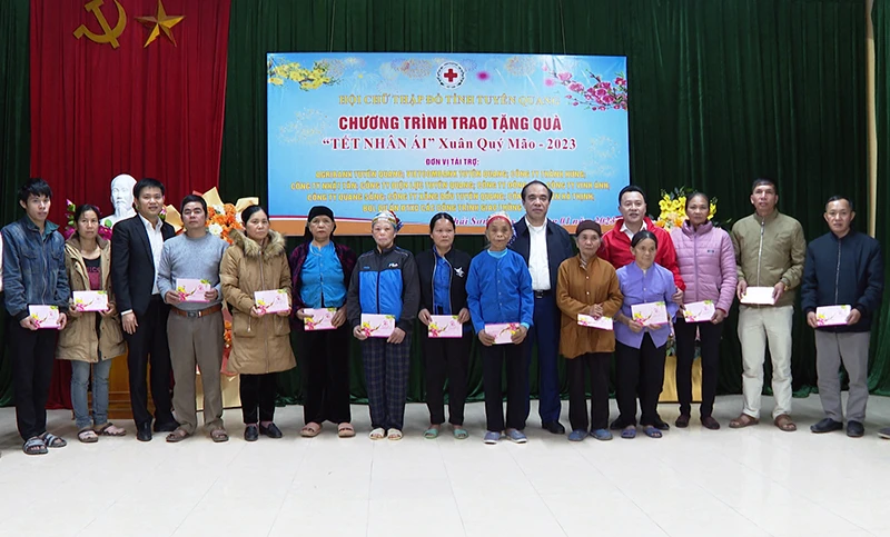 Đồng chí Chẩu Văn Lâm, Ủy viên Trung ương Đảng, Bí thư Tỉnh ủy, Trưởng Đoàn Đại biểu Quốc hội tỉnh Tuyên Quang tặng quà cho các gia đình chính sách.