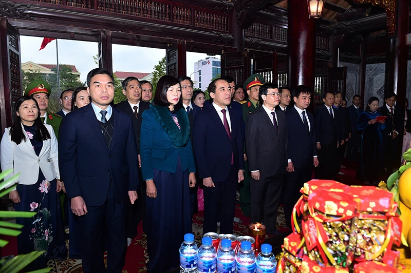 Các đồng chí lãnh đạo tỉnh Tuyên Quang dâng hương tưởng nhớ Bác Hồ tại Đền thờ Chủ tịch Hồ Chí Minh, thành phố Tuyên Quang.
