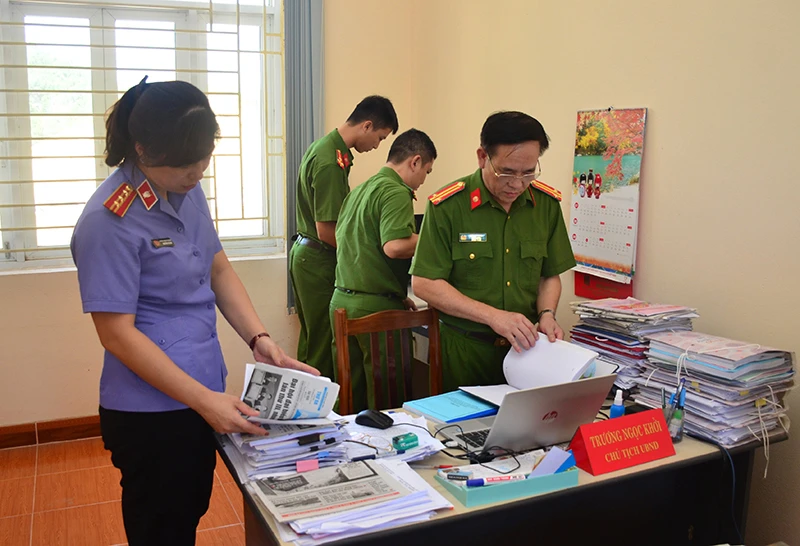 Lực lượng chức năng tỉnh Tuyên Quang khám xét nơi làm việc của bị can trong vụ án tham nhũng.