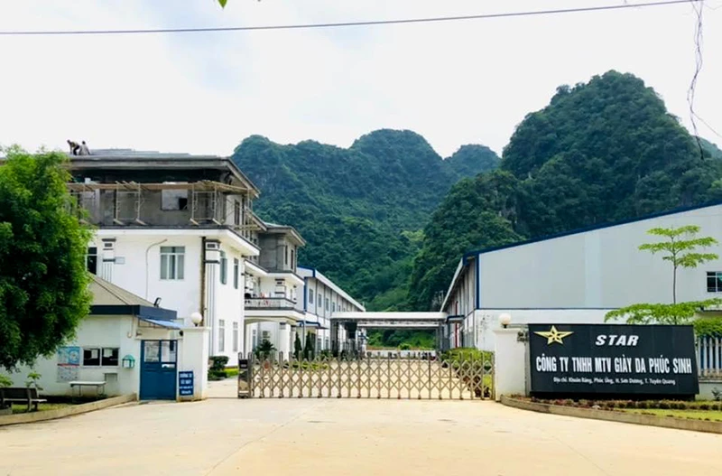 Công ty TNHH giày da Phúc Sinh tại Cụm công nghiệp Phúc Ứng, huyện Sơn Dương.