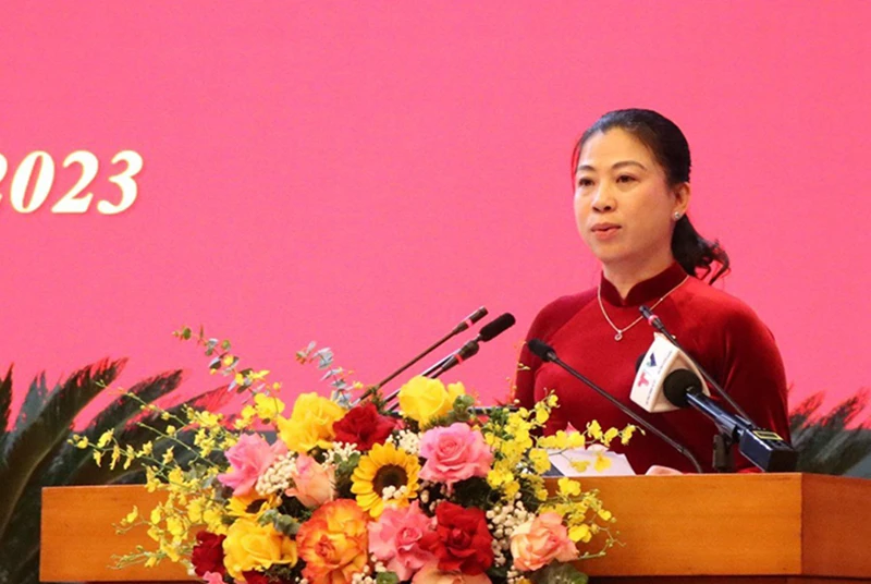 Đồng chí Lê Thị Kim Dung, Phó Bí thư Thường trực Tỉnh ủy, Chủ tịch Hội đồng nhân dân tỉnh Tuyên Quang phát biểu tại kỳ họp.