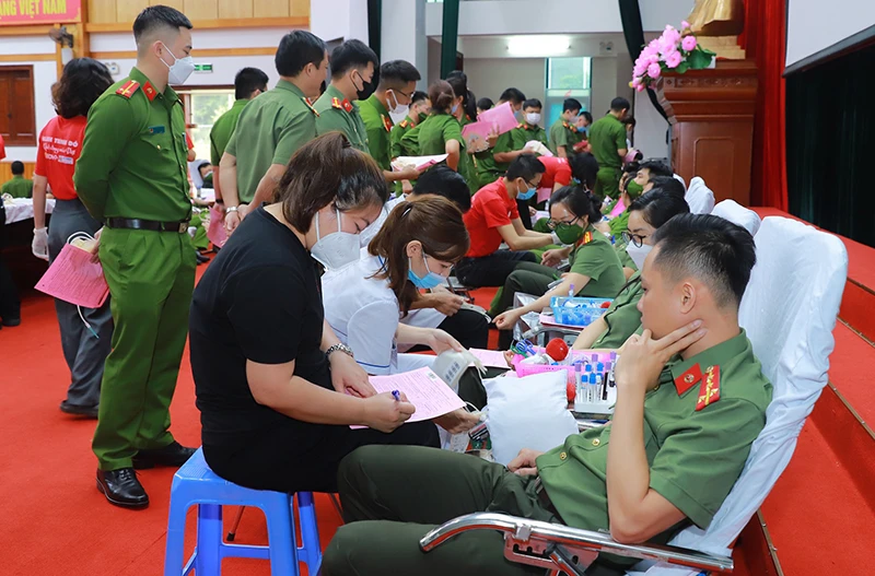 Cán bộ, chiến sĩ Công an tỉnh Tuyên Quang tham gia hiến máu tình nguyện. 