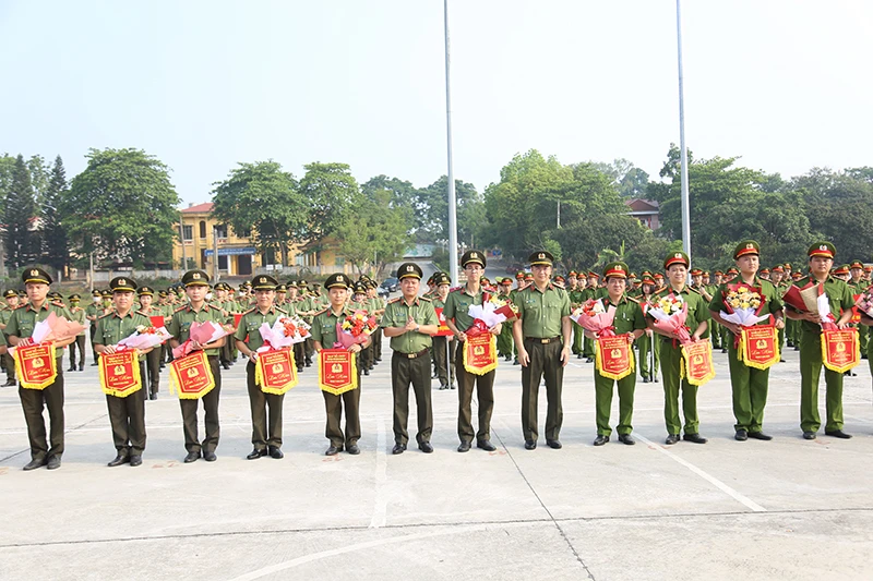 Lãnh đạo công an tỉnh tặng cờ lưu niệm và hoa cho các đội tham dự hội thao.