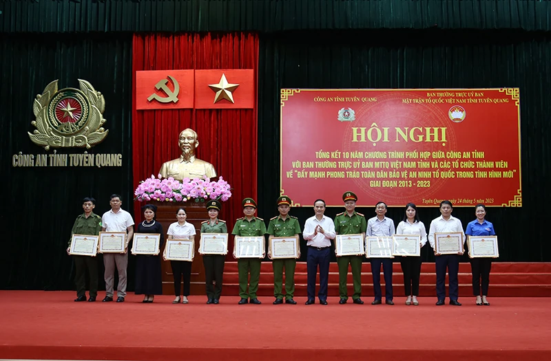 Lãnh đạo tỉnh Tuyên Quang trao Bằng khen của Chủ tịch Ủy ban nhân dân tỉnh Tuyên Quang cho các tập thể, cá nhân.
