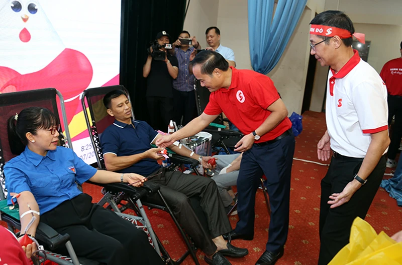 Đồng chí Hoàng Việt Phương, Phó Chủ tịch Ủy ban nhân dân tỉnh Tuyên Quang tặng quà cho người tham gia hiến máu tình nguyện.