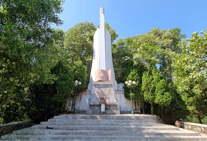 Đài tưởng niệm chiến thắng Bình Ca tại thôn Bình Ca, xã Vĩnh Lợi, huyện Sơn Dương, tỉnh Tuyên Quang.