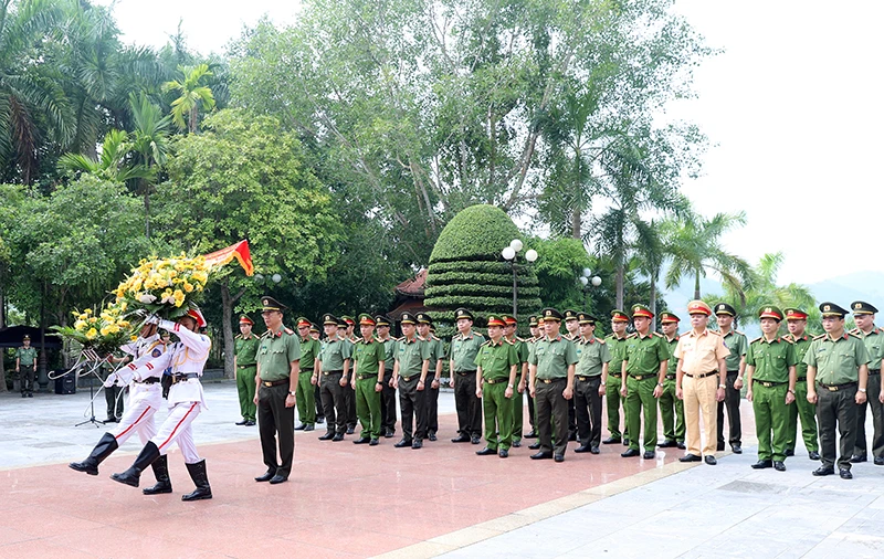 Lực lượng Công an tỉnh Tuyên Quang dâng hoa tại Tượng đài Bảo vệ an ninh Tổ quốc.