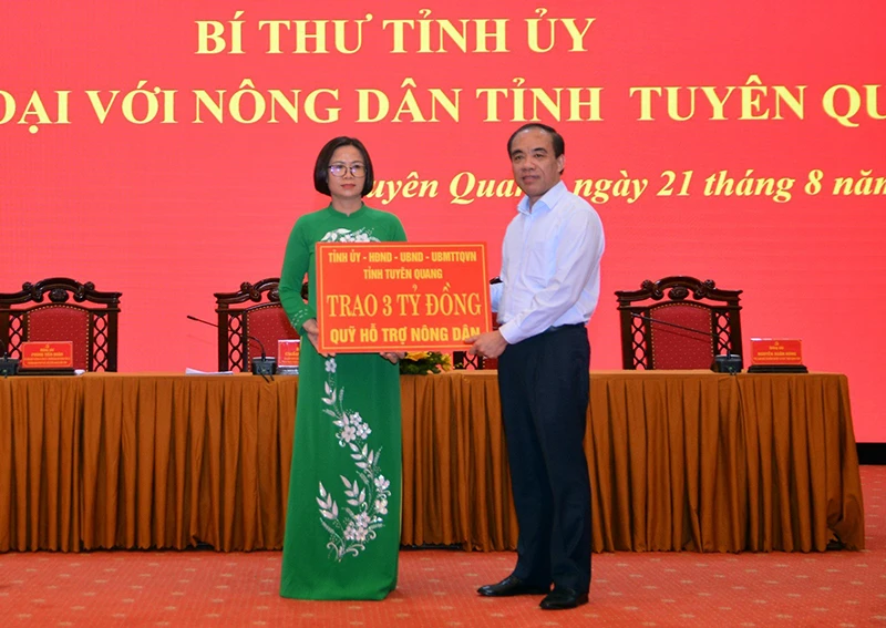 Đồng chí Chẩu Văn Lâm, Bí thư Tỉnh ủy Tuyên Quang trao biểu trưng 3 tỷ đồng cho quỹ hỗ trợ nông dân.