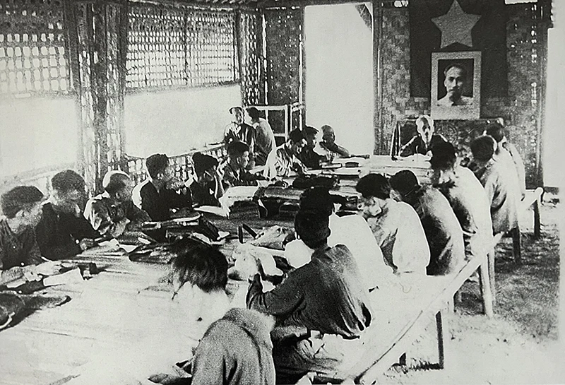 Chủ tịch Hồ Chí Minh chủ trì phiên họp Hội đồng Chính phủ tại thôn Lập Binh, xã Bình Yên, huyện Sơn Dương vào tháng 3/1951. (Ảnh tư liệu)