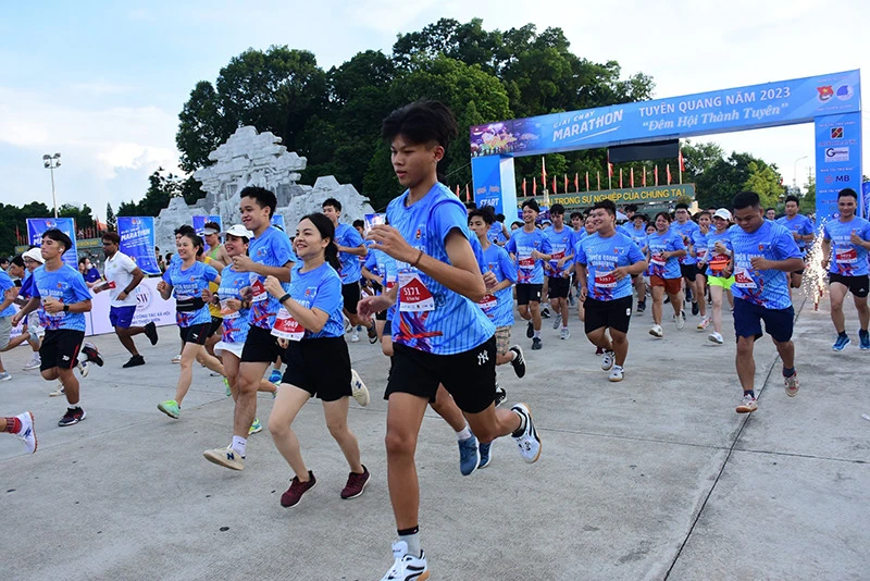 Các vận động viên tham gia giải chạy.