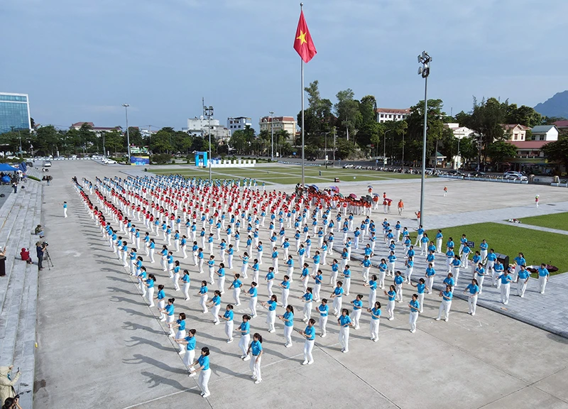 Màn đồng diễn của 1.000 cán bộ, hội viên phụ nữ và thành viên Hiệp hội khiêu vũ thể thao trên địa bàn tỉnh Tuyên Quang.