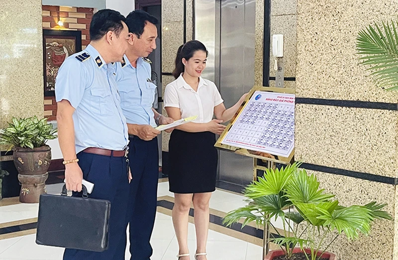Lực lượng quản lý thị trường kiểm tra bảng niêm yết giá dịch vụ lưu trú tại Khách sạn Mai Sơn, phường Tân Quang, thành phố Tuyên Quang.