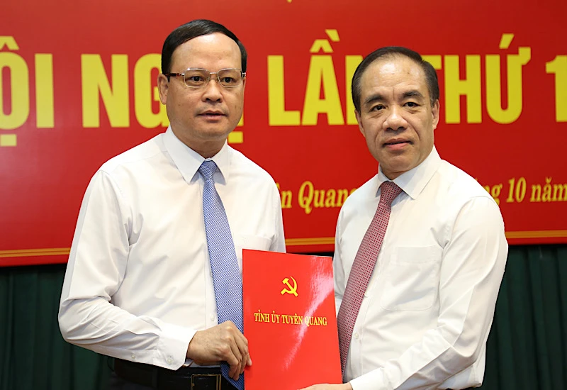 Bí thư Tỉnh ủy Tuyên Quang Chẩu Văn Lâm trao quyết định cho đồng chí Nguyễn Mạnh Tuấn.