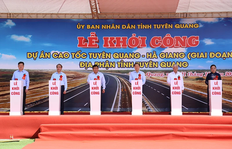 Các đại biểu ấn nút khởi công tuyến đường cao tốc Tuyên Quang-Hà Giang.