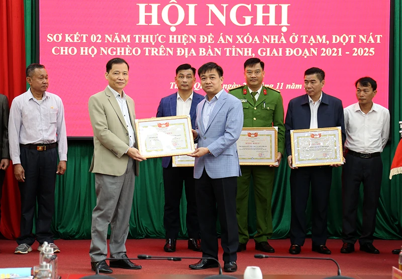 Đồng chí Nguyễn Hưng Vượng, Chủ tịch Ủy ban Mặt trận Tổ quốc Việt Nam tỉnh Tuyên Quang trao Bằng khen cho Văn phòng đại diện Báo Nhân Dân tại Tuyên Quang.