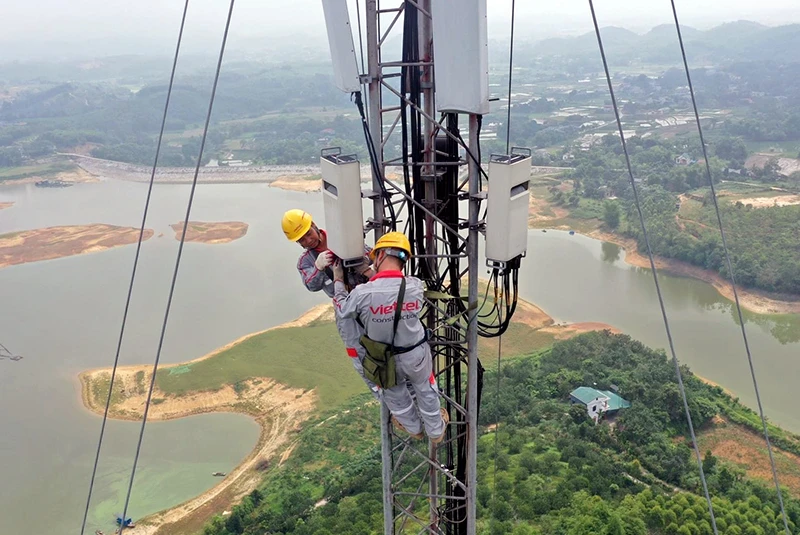 Nhân viên kỹ thuật Viettel huyện Yên Sơn thực hiện nâng cấp, bảo dưỡng trạm phát sóng.