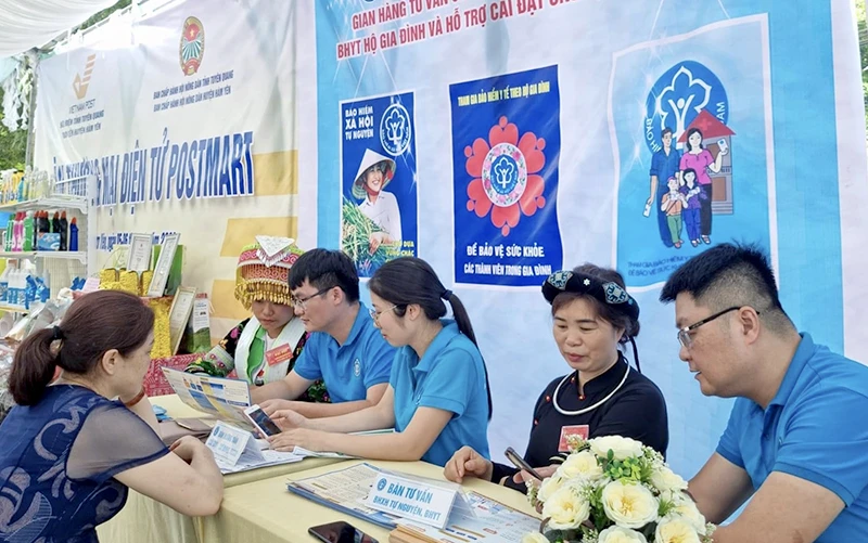 Cán bộ Bảo hiểm xã hội tỉnh Tuyên Quang hướng dẫn người dân cài đặt và sử dụng ứng dụng VssID.