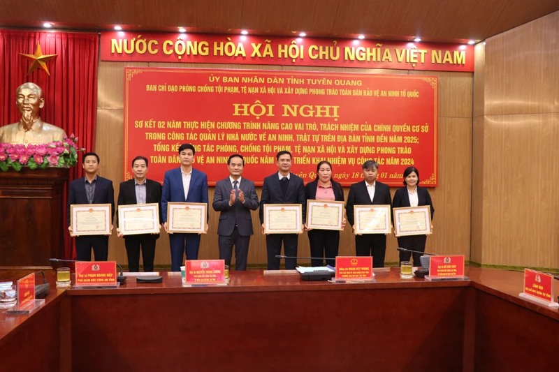 Lãnh đạo tỉnh Tuyên Quang trao Bằng khen của Chủ tịch Ủy ban nhân dân tỉnh Tuyên Quang cho các tập thể.