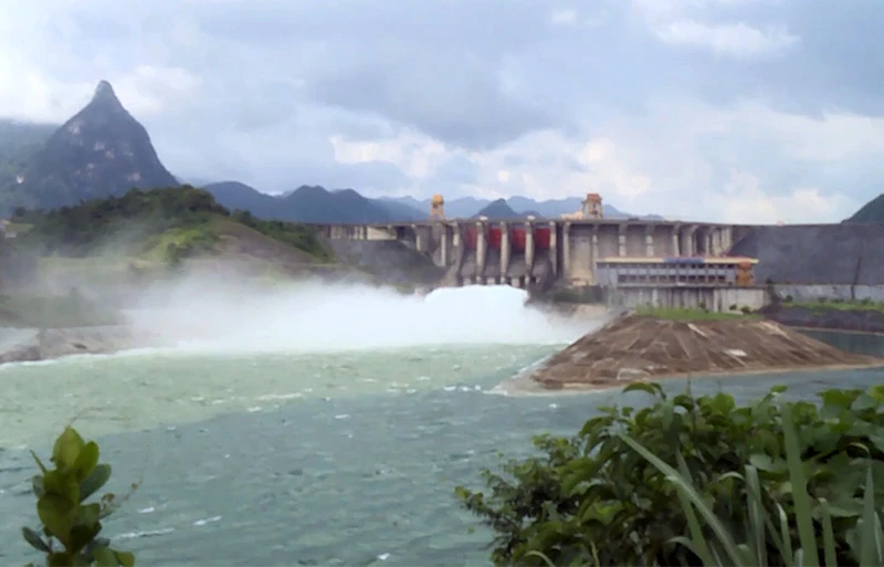 Thủy điện Tuyên Quang xả nước phục vụ gieo cấy vụ Xuân.