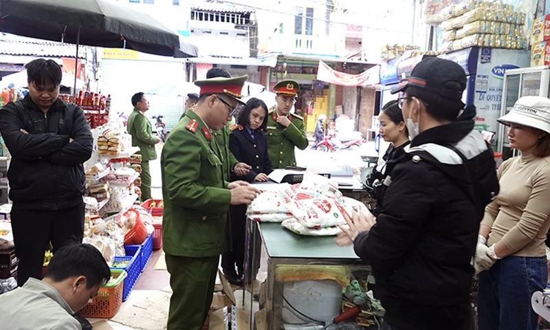 Số mỳ chính giả bị cơ quan Công an thu giữ. 