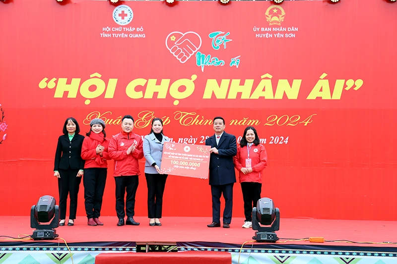 Đồng chí Lê Thị Kim Dung, Phó Bí thư Thường trực Tỉnh ủy, Chủ tịch Hội đồng nhân dân tỉnh Tuyên Quang và Hội Chữ thập đỏ trao hỗ trợ tổ chức Hội chợ.