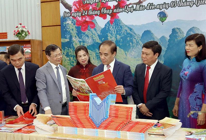 Các đồng chí lãnh đạo tỉnh Tuyên Quang tham quan gian trưng bày các ấn phẩm báo chí.