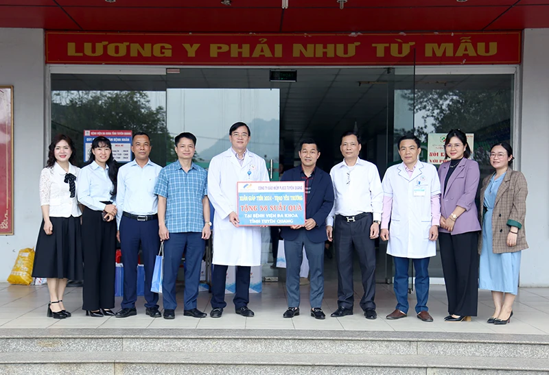 58 suất quà được tặng cho bệnh nhân đang điều trị tại Bệnh viện Đa khoa tỉnh Tuyên Quang.
