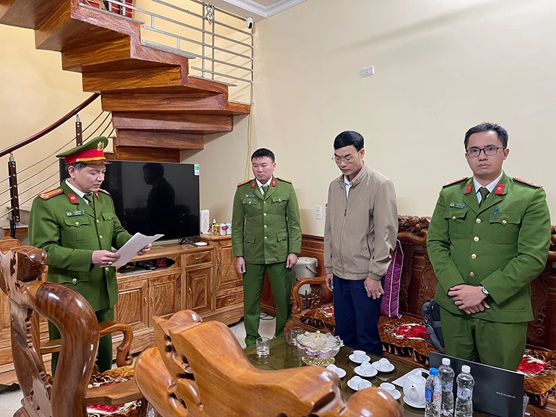 Đọc lệnh bắt đối tượng Nguyễn Văn Đoàn tại nơi cư trú.