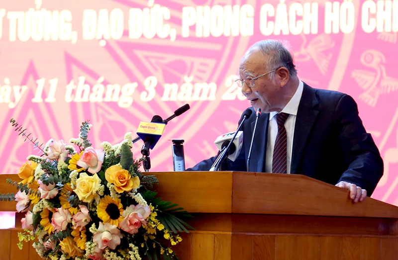 Giáo sư, Tiến sĩ Hoàng Chí Bảo truyền đạt các nội dung bài viết của Tổng Bí thư Nguyễn Phú Trọng và nội dung tư tưởng của Chủ tịch Hồ Chí Minh, quan điểm của Đảng về xây dựng, phát triển văn hóa.