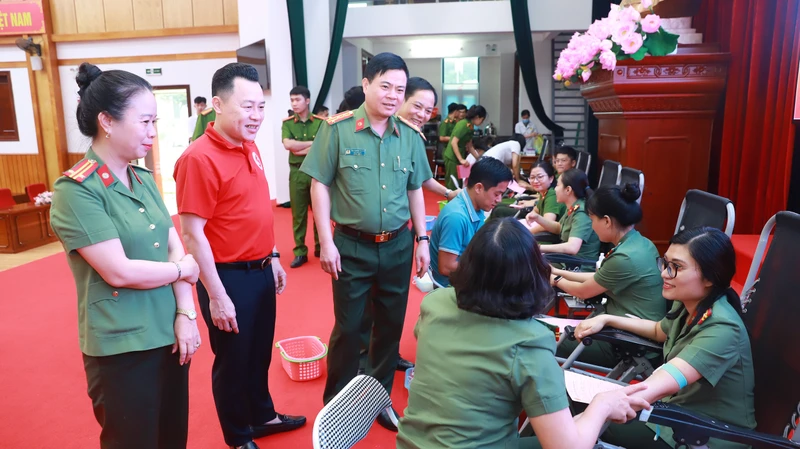 Lãnh đạo Công an tỉnh Tuyên Quang và Hội Chữ thập đỏ tỉnh động viên cán bộ chiến sĩ tham gia hiến máu. 